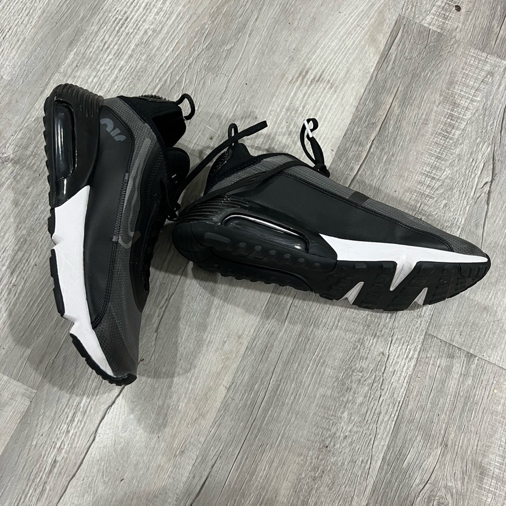 Nike Black and Gray Sneakers with Air Max Cushioning - Picture 5 of 7